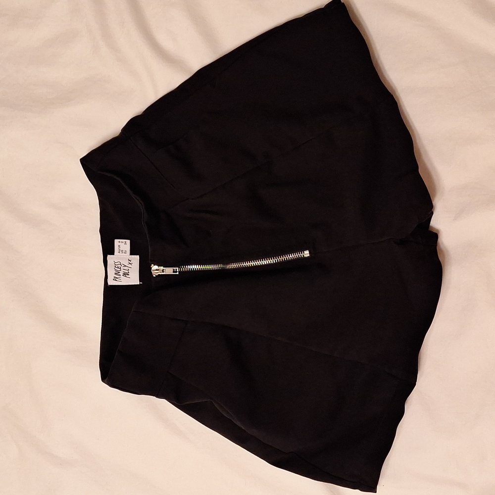 Princess Polly black shorts size 2 with front zipper